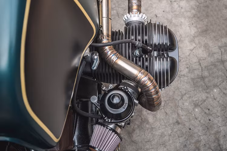 Hai bên cục máy Boxer điển hình của thương hiệu BMW Motorrad được sơn đen lạnh lùng hơn nhiều so với nguyên bản.