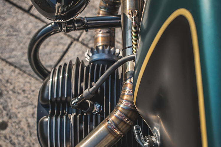 Cặp cổ pô được uốn theo cục máy một cách điệu nghệ và nổi bật với những mỗi hàn titan.