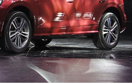 Mâm xe mạ crom sáng bóng. Xe được trang bị động cơ 4 xi-lanh tăng áp TFSI 2.0l, nhưng sẽ có các mức công suất khác nhau là 190 hoặc 250PS tùy từng bản. Kết hợp với động cơ này là hộp số ly hợp kép 7 cấp, trong khi phiên bản cao cấp chắc chắn sẽ có hệ dẫn động 4 bánh quattro.