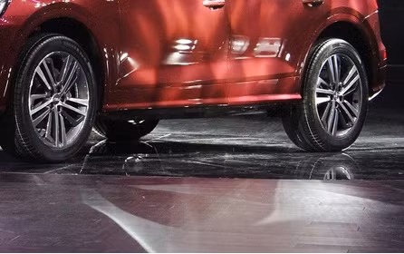 Mâm xe mạ crom sáng bóng. Xe được trang bị động cơ 4 xi-lanh tăng áp TFSI 2.0l, nhưng sẽ có các mức công suất khác nhau là 190 hoặc 250PS tùy từng bản. Kết hợp với động cơ này là hộp số ly hợp kép 7 cấp, trong khi phiên bản cao cấp chắc chắn sẽ có hệ dẫn động 4 bánh quattro.