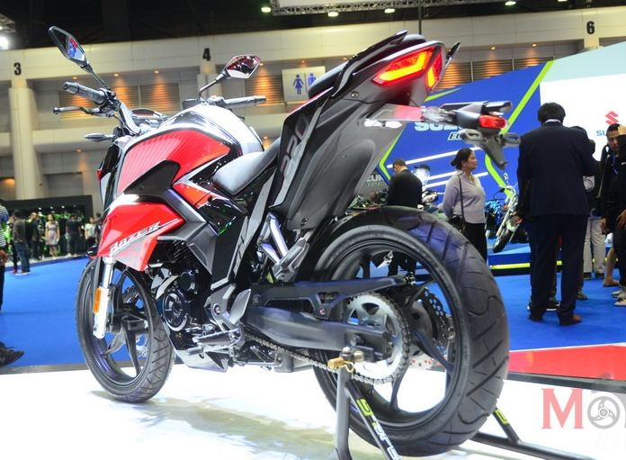 Razer 220 được hãng xe máy GPX thiết kế gây ấn tượng với "thân hình" có nhiều đường nét cắt xẻ táo bạo.