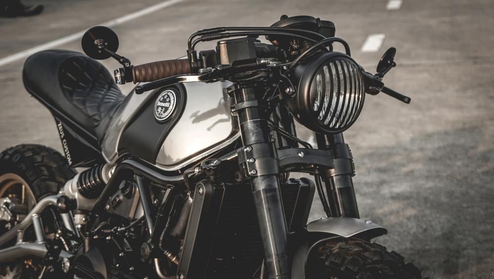 Benelli Leoncino Cafe Racer tổng quan khá là gọn gàng, khỏe khoắn và rất hầm hố.