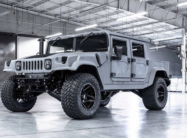 Có thể thấy khung gầm của xe được nâng cao rõ rệt cùng với đó thân xe cũng được nới rộng thêm đến 8 inch.