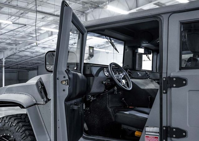 Bên trong nội thất cũng được thay đổi khá khác biệt so với bản nguyên bản khi được bọc da cao cấp không thấm nước với những đường chỉ được khâu thủ công rất tỉ mỉ.