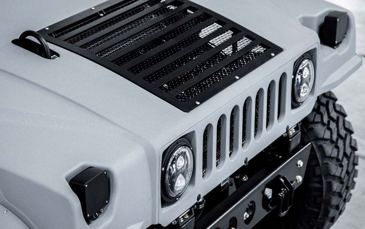 Được biết, chiếc Hummer H1 pickup 1992 là một trong những mẫu xe hàng hiếm của Hummer. Chính vì thế, với những bản độ mới như thế này càng khiến chiếc xe được săn lùng hơn bao giờ hết.