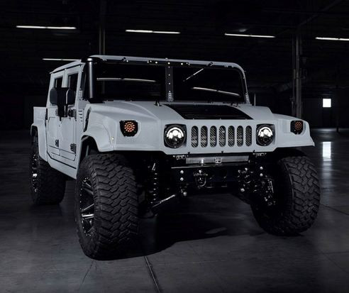 Nhờ việc thay mới toàn bộ lốp nguyên bản thành lốp địa hình to bản tăng vẻ hầm hố cho chiếc xe hơn trông thấy.