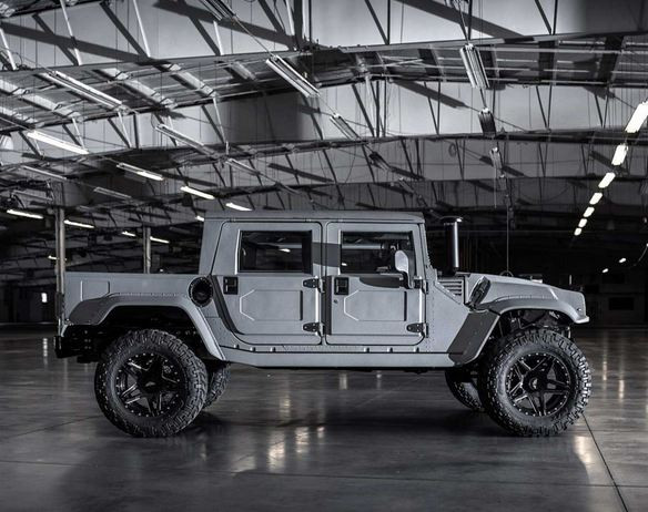 Chiếc xe khoác lên mình ngoại thất màu sơn xám khá trang nhã nhưng cũng không kém phần mạnh mẽ.