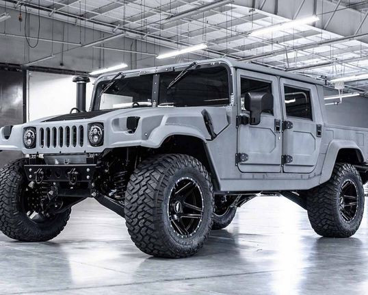 Dù đã bị khai tử từ năm 2010 nhưng nhiều mẫu xe SUV cơ bắp Hummer hay phiên bản quân sự Humvee cũ vẫn rất hút khách bởi những bản độ lạ mắt, mạnh mẽ hơn hẳn nguyên bản.