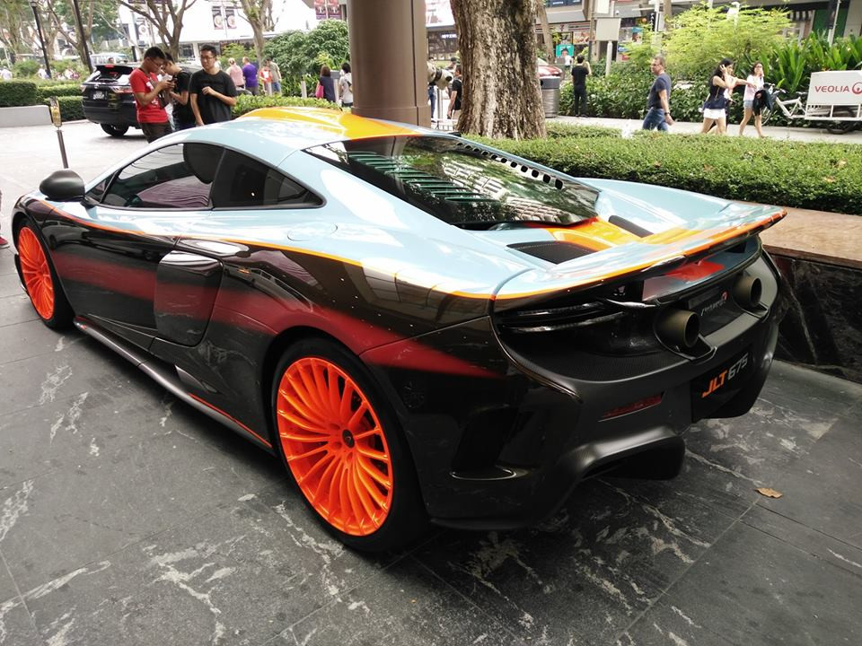 Xe sở hữu màu ngoại thất độc lạ. Bộ áo này đã tiêu tốn đến 800 giờ thi công sơn của những người thợ tài ba của MSO.