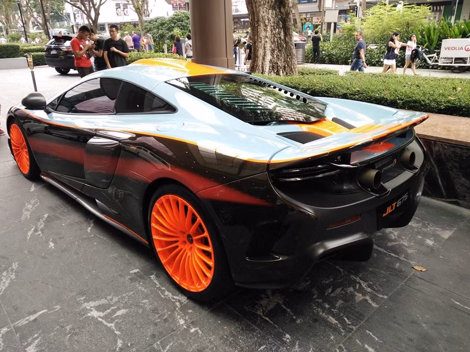 Xe sở hữu màu ngoại thất độc lạ. Bộ áo này đã tiêu tốn đến 800 giờ thi công sơn của những người thợ tài ba của MSO.