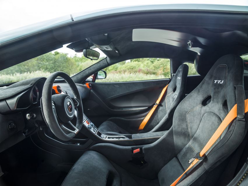 Nội thất siêu phẩm McLaren 675LT này được bọc chất liệu da lộn cao cấp đắt tiền nhất.