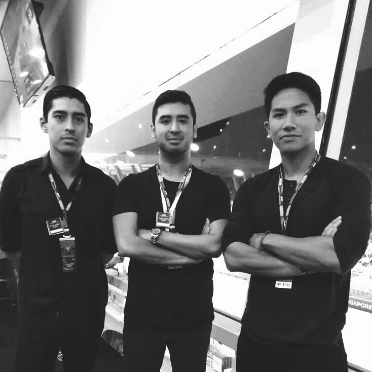 Hoàng tử bang Johor, Malaysia (chính giữa) tại đường đua Marina Bay Street Circuit, Singapore