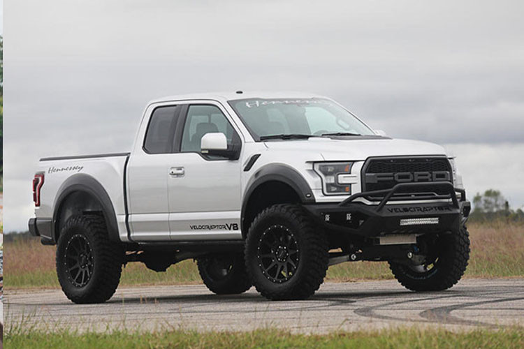 Ford F-150 Raptor mạnh mẽ hơn và tiêu thụ nhiên liệu hiệu quả hơn khi chuyển từ động cơ V8 sang V6 tăng áp.Bản độ VelociRaptor mới nhất của hãng thay thế động cơ EcoBoost tăng áp kép bằng động cơ V8 siêu nạp công suất 750 mã lực.