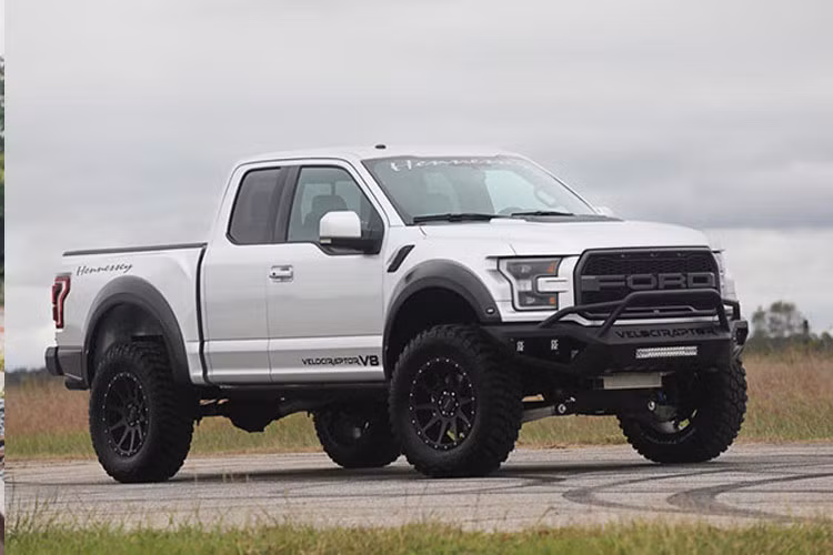 Ford F-150 Raptor mạnh mẽ hơn và tiêu thụ nhiên liệu hiệu quả hơn khi chuyển từ động cơ V8 sang V6 tăng áp.Bản độ VelociRaptor mới nhất của hãng thay thế động cơ EcoBoost tăng áp kép bằng động cơ V8 siêu nạp công suất 750 mã lực.