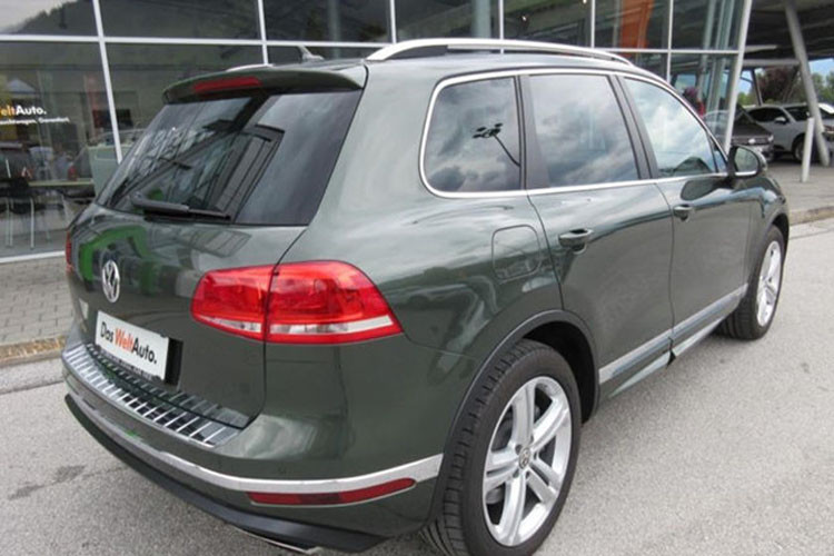 Dù ngoại hình không có gì nổi bật nhưng chiếc Volkswagen Toureg gây ấn tượng mạnh bởi động cơ khủng được ví như "quái vật". Đó là động cơ V8 tăng áp kép, dung tích 4.0L lấy từ Audi RS6 cho công suất 802 mã lực.