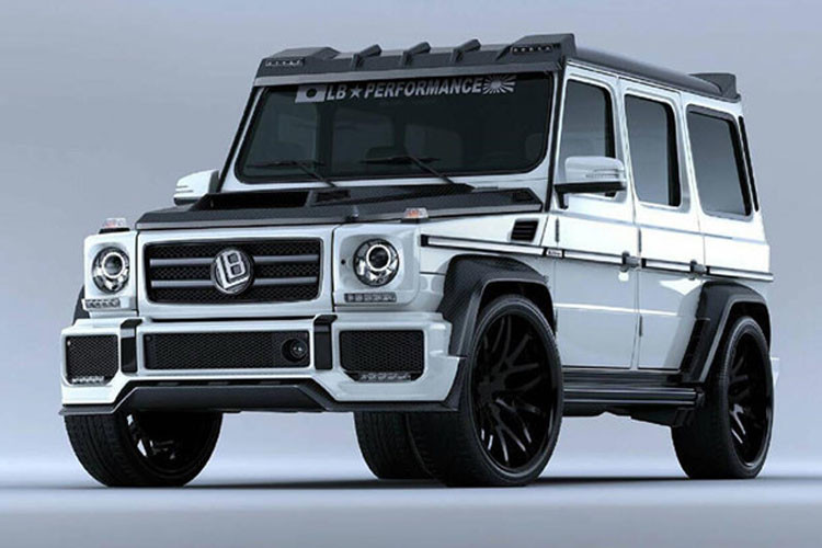 Dưới bàn tay tài hoa của Liberty Walk, đơn vị thiết kế body kit lấy cảm hứng từ G-Class, Suzuki Jimny được khoác lên mình vẻ hầm hố, trông rất giống dòng xe địa hình Mercedes khiến nó càng thu hút hơn hẳn.
