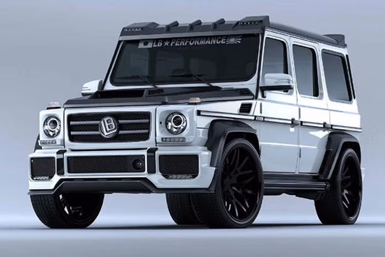 Dưới bàn tay tài hoa của Liberty Walk, đơn vị thiết kế body kit lấy cảm hứng từ G-Class, Suzuki Jimny được khoác lên mình vẻ hầm hố, trông rất giống dòng xe địa hình Mercedes khiến nó càng thu hút hơn hẳn.
