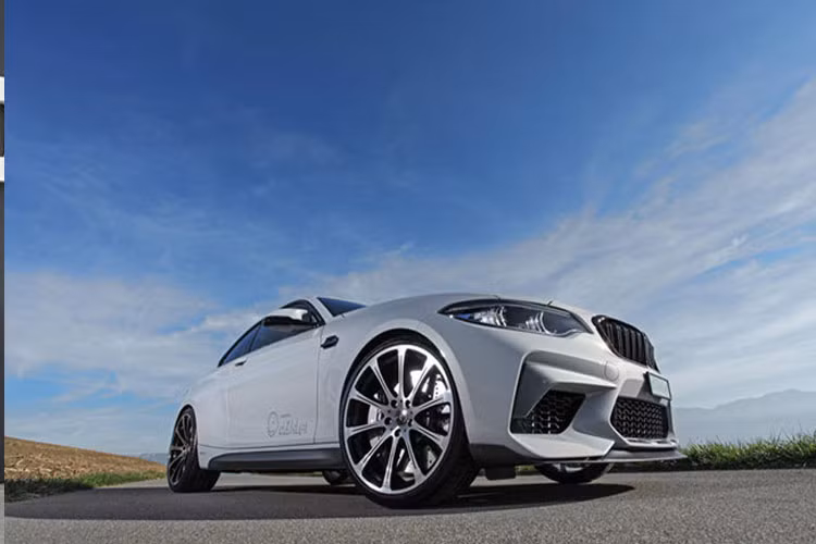 Một trong số đó là xế độ đỉnh cao BMW M2 Competition với nhiều nâng cấp lớn đáng chú ý. Đầu tiên phải kể đến động cơ S55 6 xi-lanh thẳng hàng của M2 Competition được nâng từ 405 mã lực lên 510 hoặc 540 mã lực. Sau đó là một vài chi tiết ở ngoại hình như ống xả, hệ thống treo, vô lăng... đều được nâng cấp khác biệt với nguyên bản.