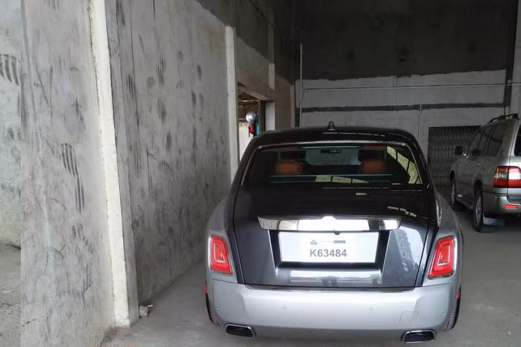 Với sự có mặt của nhiều chiếc xe siêu sang Rolls-Royce Phantom thế hệ thứ 8 tại Campuchia, không ít đại gia Việt đang nôn nóng chờ sự có mặt của chiếc Rolls-Royce Phantom 2018 đầu tiên tại Việt Nam trong thời gian tới.