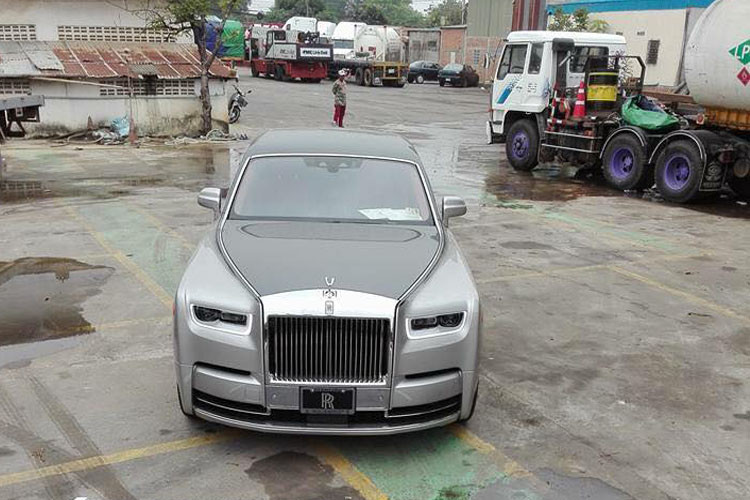 Rolls-Royce Phantom 2018 cập bến Campuchia có ngoại thất được phối 2 tông màu xám và đen sang trọng. Lưới tản nhiệt của xe được nâng cao hơn so với trước, biểu tượng Spirit of Ecstasy nằm cao hơn gần 12 mm trên nắp capô, cản va trước thiết kế lại, thân vỏ xung quanh được tích hợp thêm cũng mang đến thiết kế gọn gàng và hiện đại hơn Rolls-Royce Phantom thế hệ thứ 8.