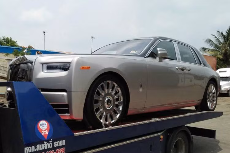 Rolls-Royce Phantom 2018 được đánh giá có thiết kế sắc sảo hơn và có điểm nhấn là đèn pha laser với khả năng chiếu sáng trên 600 m.