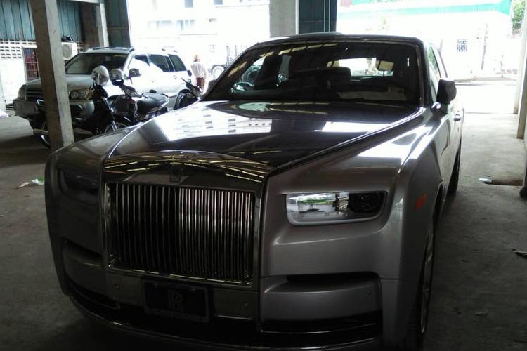Chiếc siêu xe sang Rolls-Royce Phantom 2018 thế hệ thứ 8 đã xuất hiện tại Campuchia. Không chỉ vậy, số lượng mẫu xe Rolls-Royce Phantom 2018 cập bến tại đây đã có 5 chiếc.