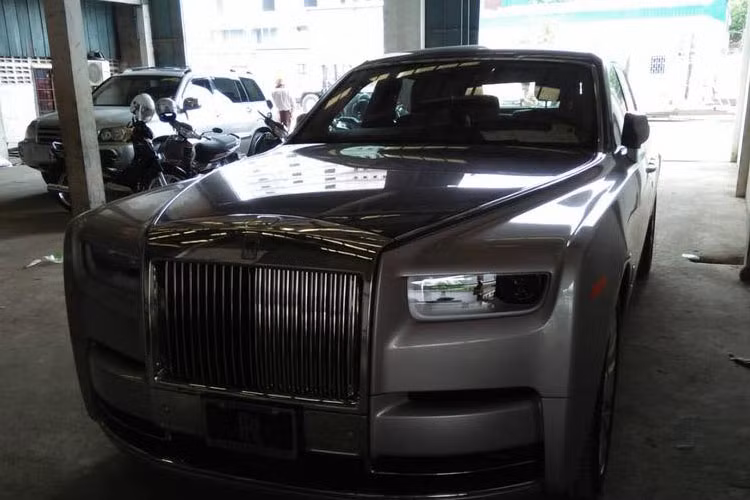 Chiếc siêu xe sang Rolls-Royce Phantom 2018 thế hệ thứ 8 đã xuất hiện tại Campuchia. Không chỉ vậy, số lượng mẫu xe Rolls-Royce Phantom 2018 cập bến tại đây đã có 5 chiếc.