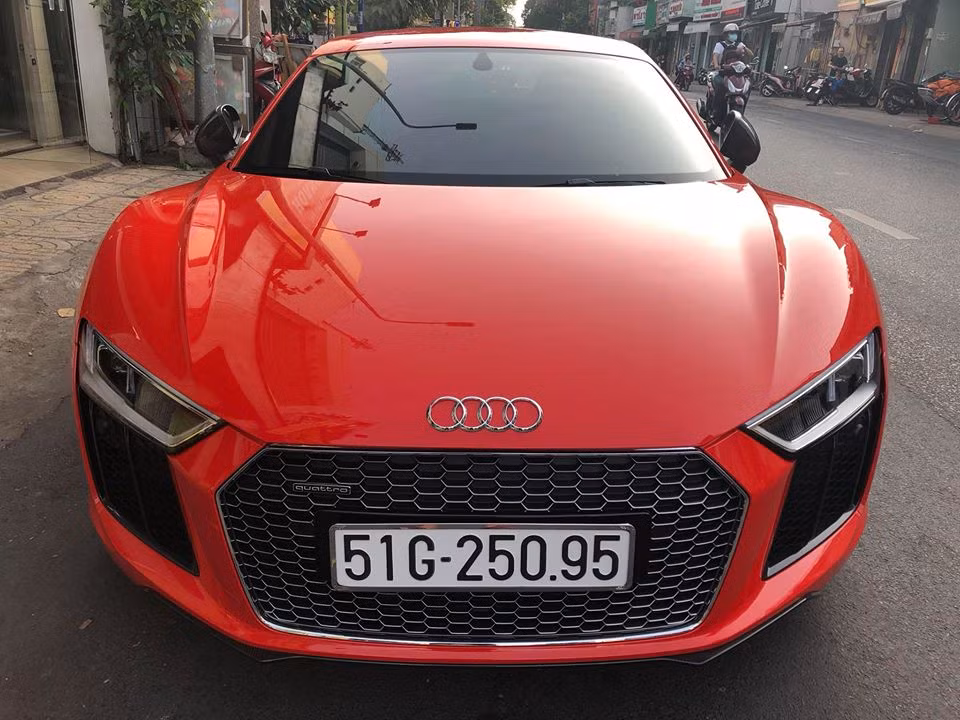 R8 V10 Plus được hãng xe sang Audi ra mắt lần đầu tiên tại thị trường Việt Nam vào tháng 6/2016 trong sự kiện Audi Progressive.
