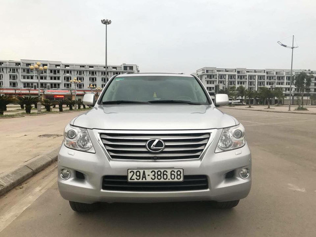 Một chủ nhân ở Hà Nội vừa rao bán chiếc xe sang Lexus LX570 đời 2011 đã qua sử dụng khoảng 7 năm với mức giá lên đến 3,2 tỷ đồng. Điểm chú ý nhất của chiếc xe này là biển số "lộc phát-phát lộc" rất đẹp.