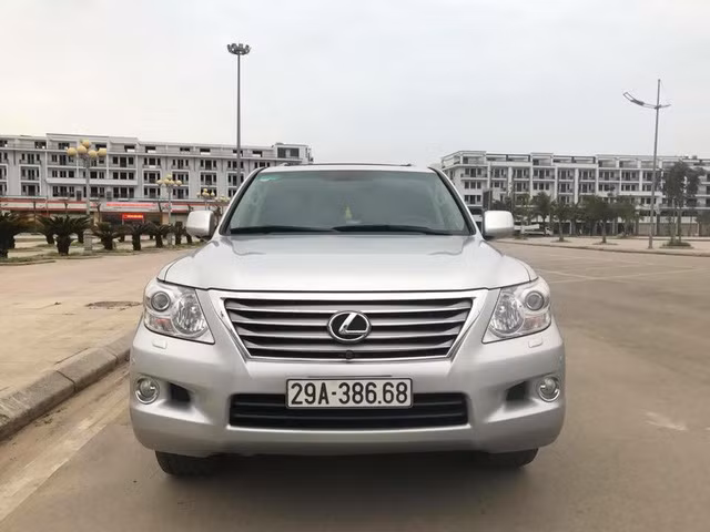 Một chủ nhân ở Hà Nội vừa rao bán chiếc xe sang Lexus LX570 đời 2011 đã qua sử dụng khoảng 7 năm với mức giá lên đến 3,2 tỷ đồng. Điểm chú ý nhất của chiếc xe này là biển số "lộc phát-phát lộc" rất đẹp.