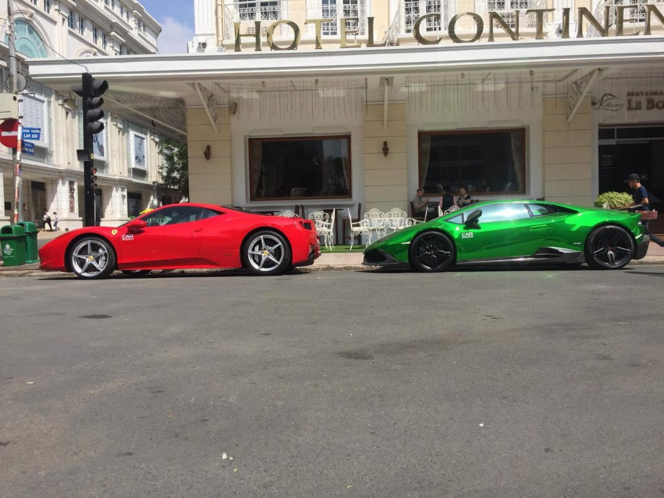 Ngày cuối tuần, cặp siêu xe tiền tỷ gồm chiếc Ferrari 458 Italia mang ngoại thất đỏ Rosso Corsa nguyên bản, còn "siêu bò" Huracan LP610-4 với gói độ body kit Hamann được chủ nhân dán đề-can màu xanh lá crôm cùng đỗ trước khách sạn Hotel Continental, quận 1, Sài Gòn trước sự ngưỡng mộ của nhiều người đi đường tại đây.
