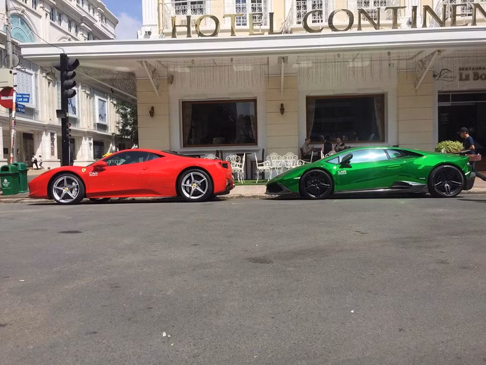 Ngày cuối tuần, cặp siêu xe tiền tỷ gồm chiếc Ferrari 458 Italia mang ngoại thất đỏ Rosso Corsa nguyên bản, còn "siêu bò" Huracan LP610-4 với gói độ body kit Hamann được chủ nhân dán đề-can màu xanh lá crôm cùng đỗ trước khách sạn Hotel Continental, quận 1, Sài Gòn trước sự ngưỡng mộ của nhiều người đi đường tại đây.