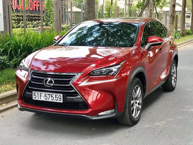Chiếc xe sang Lexus NX200t đời cũ này hiện đang được rao bán lại với giá 2,32 tỷ đồng sở hữu ngoại thất màu đỏ đô khá đẹp và còn rất mới.