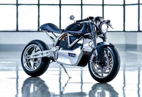 Ducati Scrambler cũng được gọi với cái tên Scrambler D-EV, mẫu xe này gần như lột xác hoàn toàn, ở cả động cơ bên trong và thiết kế bên ngoài. Ấn tượng đối với người xem đó là Ducati Thái Lan đã bỏ đi kiểu dáng scrambler nguyên bản để xây dựng thành một chiếc cafe racer.