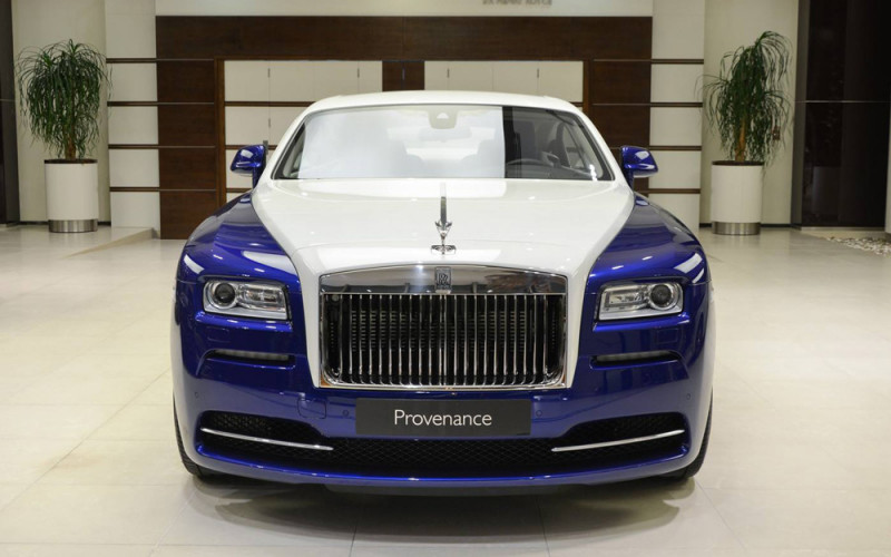 Đây không phải là lần đầu tiên siêu phẩm Rolls-Royce Wraith màu độc xuất hiện ở Abu Dhabi. Trước đó, chiếc Roll-Royce Wraith được thiết kế riêng với 2 tông màu xanh Salamanca và trắng ngà trưng bày tại showroom của hãng ở Abu Dhabi cũng khiến nhiều người mê mẩn.