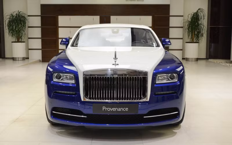 Đây không phải là lần đầu tiên siêu phẩm Rolls-Royce Wraith màu độc xuất hiện ở Abu Dhabi. Trước đó, chiếc Roll-Royce Wraith được thiết kế riêng với 2 tông màu xanh Salamanca và trắng ngà trưng bày tại showroom của hãng ở Abu Dhabi cũng khiến nhiều người mê mẩn.