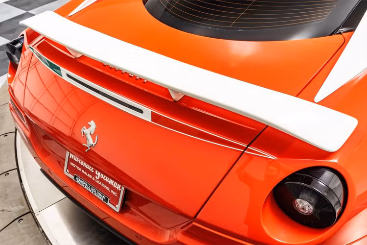 Đặc biệt, nếu muốn biết giá bán của siêu xe cực hiếm này, khách hàng phải sang tận Pháp để xem xe cũng như nhận được báo giá.