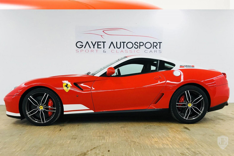 Hai siêu xe hàng hiếm đều có nắp bình xăng bằng nhôm và bộ lazăng mới có đường kính 20 inch là những trang bị độc quyền.