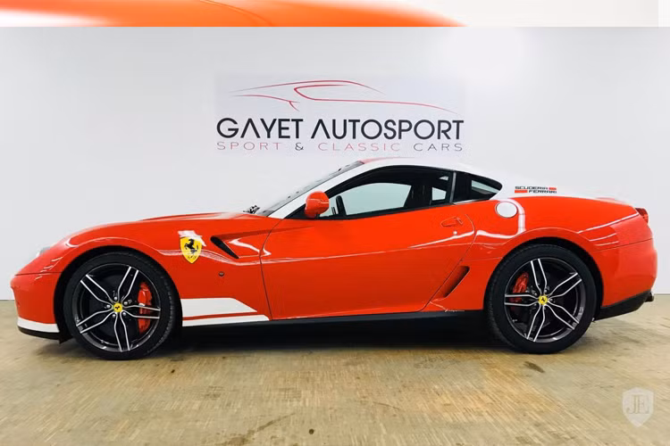 Hai siêu xe hàng hiếm đều có nắp bình xăng bằng nhôm và bộ lazăng mới có đường kính 20 inch là những trang bị độc quyền.