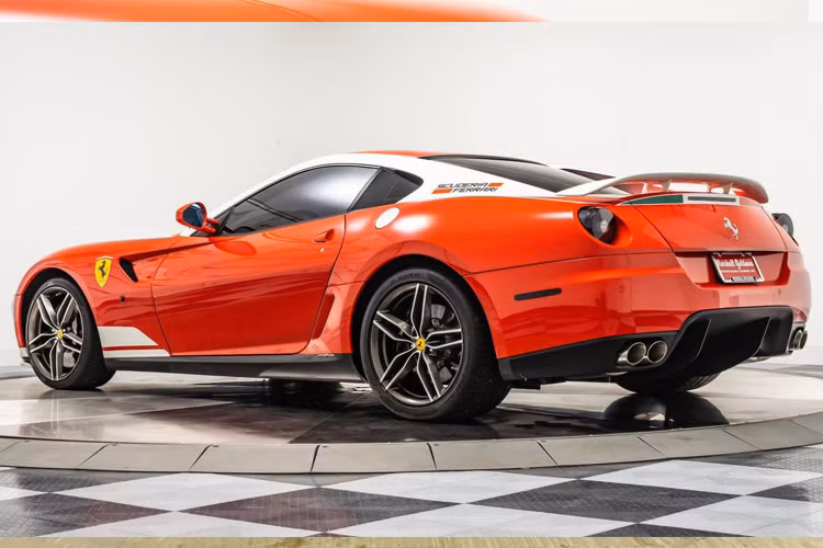 Trong 2 chiếc Ferrari 599 GTB HGTE 60F1 rao bán lần này, chiếc không được tiết lộ giá bán lại sở hữu 1 chi tiết khá đặc biệt chính là cánh gió đuôi sau cố định sơn màu trắng.