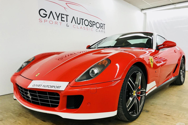 Cả 2 chiếc siêu xe Ferrari 599 GTB HGTE 60F1 đang được rao bán đều thuộc phiên bản Fernando Alonso và đều có màu sơn đỏ Rosso Corsa rất bắt mắt.