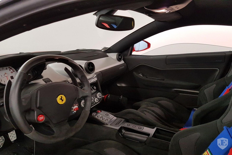 Nội thất của 2 chiếc siêu xe Ferrari 599 GTB HGTE 60F1 đang rao bán đều lấy cảm hứng thiết kế từ nội thất chiếc xe đua Ferrari 150° Italia do Fernando Alonso từng lái dành chiến thắng tại giải Công thức 1 vào năm 2011.