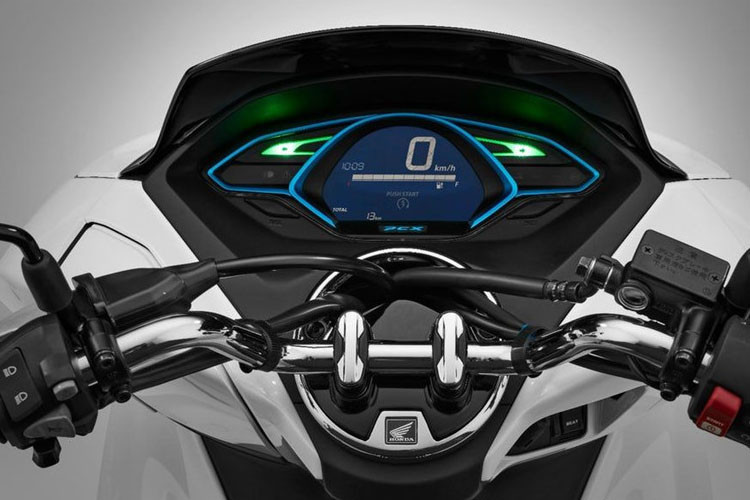 Cụm đồng hồ dạng màn hình điện tử có kiểu hiện thị đơn giản hơn PCX tiêu chuẩn nhưng được bổ sung một thanh báo tình trạng pin. PCX Electric được trang bị phanh đĩa thủy lực ở phía trước và phanh kiểu tang trống ở phía sau, được tích hợp ABS.