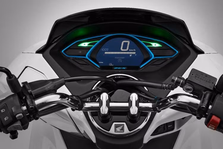 Cụm đồng hồ dạng màn hình điện tử có kiểu hiện thị đơn giản hơn PCX tiêu chuẩn nhưng được bổ sung một thanh báo tình trạng pin. PCX Electric được trang bị phanh đĩa thủy lực ở phía trước và phanh kiểu tang trống ở phía sau, được tích hợp ABS.