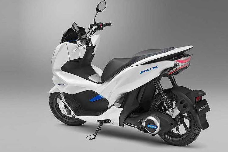 Honda PCX Electric là mẫu tay ga cao cấp chạy bằng điện, nó được phát triển dựa trên chiếc tay ga Honda PCX tiêu chuẩn. Chính vì thế, thiết kế tổng thể gần như không thay đổi gì so với các model PCX động cơ đốt. Duy chỉ có điểm khác biệt lớn nhất nằm ở chắn bùn kèm pad biển số phía sau dạng ôm bánh, thay vì gắn ở đuôi.
