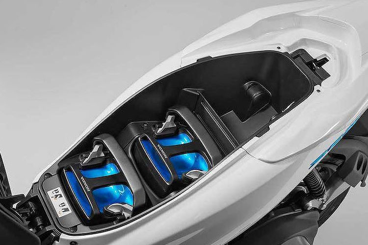 Hai khối pin của PCX Electric mất 6 giờ để sạc đầy nếu sử dụng cáp sạc tiêu chuẩn và 4 giờ nếu sử dụng cáp tùy chọn cao cấp sạc ngoài. Hai khối pin nằm gọn trong cốp xe và có thể tháo rời bất cứ lúc nào.