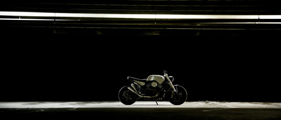 Toàn bộ khung xe của bản độ Harley-Davidson Street 750 cafe racer này cũng được hãng độ môtô Number 8 Wire Motorcycles khoác lên mình lớp sơn mới cùng nhiều chi tiết trang trí sọc ngang dọc độc đáo.