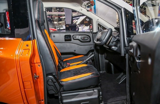 FOMM One được chế tạo như một mẫu xe ôtô giá rẻ, có mùi nhựa khó chịu. Xe chỉ có 1 bàn đạp cho phanh, người lái sẽ phải dùng lẫy gẩy số trên vô-lăng nếu muốn tăng tốc.