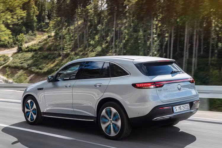 Mercedes-Benz EQC chạy điện được lấy cảm hứng thiết kế từ Generation EQ (chiếc xe điệnconcept ra mắt tại triển lãm Paris Motor Show 2016)