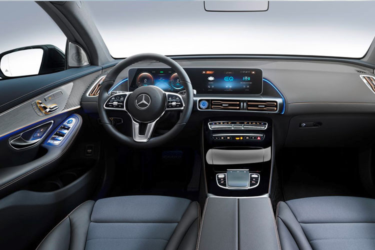 Nội thất bên trong EQC hoàn toàn được làm bằng chất liệu tự nhiên tái chế. Riêng toàn bộ ghế ngồi đều được bọc da cao cấp và dập nổi các vân thể thao.